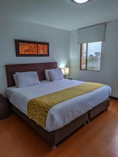 Postel nebo postele na pokoji v ubytování Hotel Charlotte Suite 26