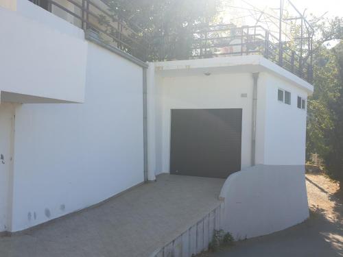 um edifício branco com uma porta ao lado em HAPPY VIEW Appartement em Ulcinj