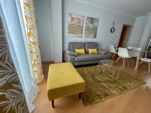 een woonkamer met een bank en een tafel bij Apartamento Ría de Arousa in Boiro