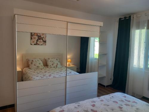 een slaapkamer met een bed en een grote kast bij Jolie F3 à 10 mn aéroport d'Orly in Juvisy-sur-Orge