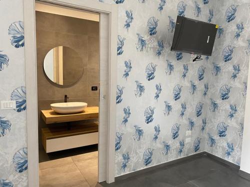 a bathroom with a blue and white wallpaper at Acquamarina Casa Vacanze in Marina San Vito