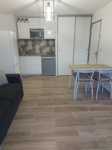 T2 4 pers, rénové en bord de plage , clim et parking classé 2 étoiles