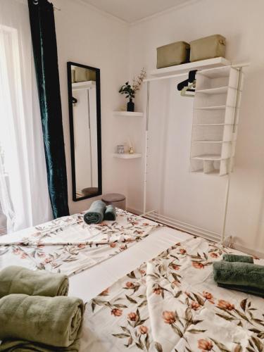 Apartment Melani في فير: غرفة نوم بسرير ومرآة ومرآة