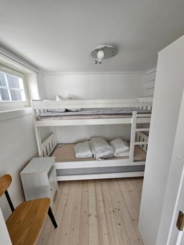 a small room with two bunk beds in it at Attefallshus Nära Havet Norranäs in Varberg