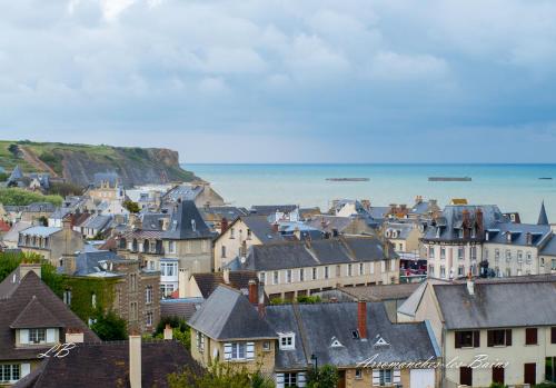 uma cidade com casas e o oceano no fundo em Pierre de Lune em Bayeux