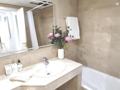 Koupelna v ubytování 15 First line Penthouse with wonderful seaview near Duquesa Golf Manilva Andalucia