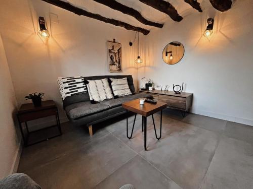 Gelsa的住宿－La Morica，客厅配有沙发和桌子