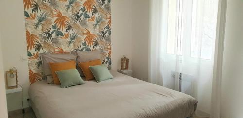 Giường trong phòng chung tại Une maison en Provence