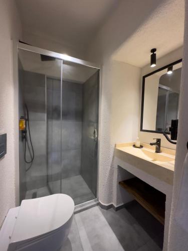 Koupelna v ubytování ARTOTEL