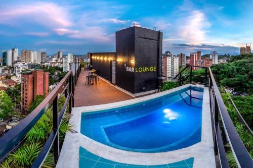 a rooftop swimming pool on top of a building at Insula Living Juanambu in Cali