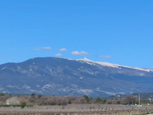 Ein allgemeiner Bergblick oder ein Berglick von des Ferienhauses aus