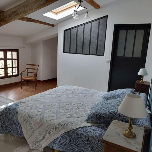 - une chambre avec un grand lit et une table avec une lampe dans l'établissement Mon Ventoux, à Modène