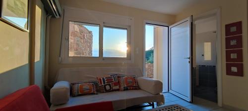 salon z kanapą i oknem w obiekcie Buena Vista w mieście Aegenitissa