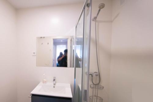 y baño con ducha y lavamanos. en For Your Rentals Coqueto apartamento cerca al Parque Retiro GPA92 en Madrid