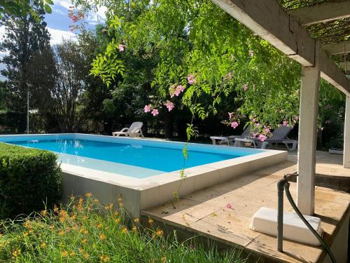 a swimming pool in a yard with a house at La Quinta de Pablo in Mercedes