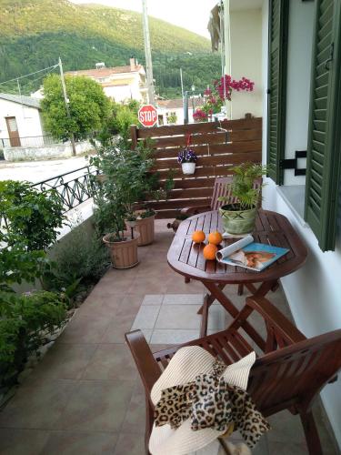 Balkoni atau teres di Nostalgia Apartment A in Sami 50 metres from the sea