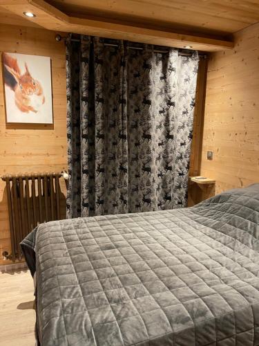 a bedroom with a bed and a window at Appartement "Le Sporting" à 5 min des pistes in La Salle Les Alpes
