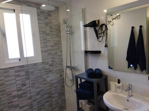 La salle de bains est pourvue d'une douche, d'un lavabo et d'un miroir. dans l'établissement apartamento con vistas al mar, à La Cala de Mijas