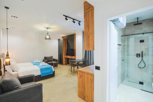 een hotelkamer met een bed en een douche bij JAD rooms in Sarandë