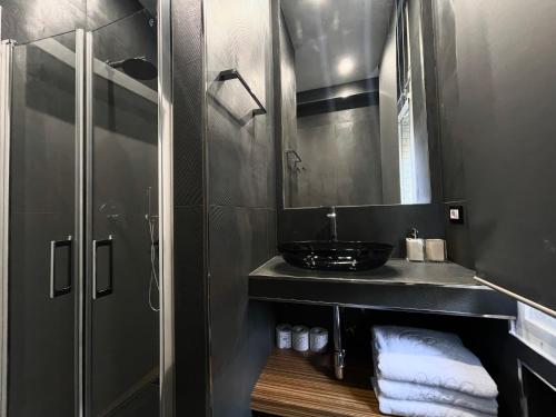 a bathroom with a sink and a shower at Aroma Apartment, Maschio Angioino-Porto Di Napoli in Naples