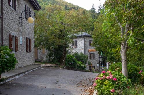an alley in a village with a stone building at Agriturismo Cà Gabrielli in Lizzano in Belvedere