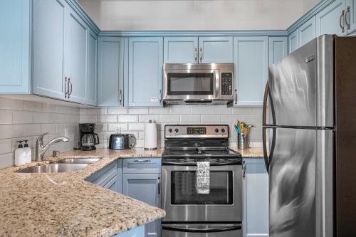 Kuchyň nebo kuchyňský kout v ubytování Newly renovated Blue Sky - Family Fun - 2 Bed -2 Bath