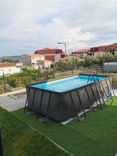 une piscine au milieu d'une cour dans l'établissement Villa moderne sur les hauteurs d'Aramon, à Aramon