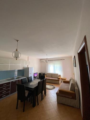 eine Küche und ein Wohnzimmer mit einem Tisch und einem Sofa in der Unterkunft Rayde Apartments in Golem