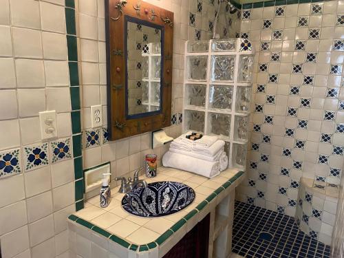La salle de bains est pourvue d'un lavabo et d'un miroir. dans l'établissement Reina Del Mar, à Mazatlán