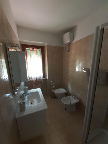 La salle de bains est pourvue d'un lavabo et de toilettes. dans l'établissement Appartamento Mamy, à Castel San Niccolò