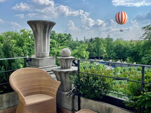 Villa with terrace overlooking the city park