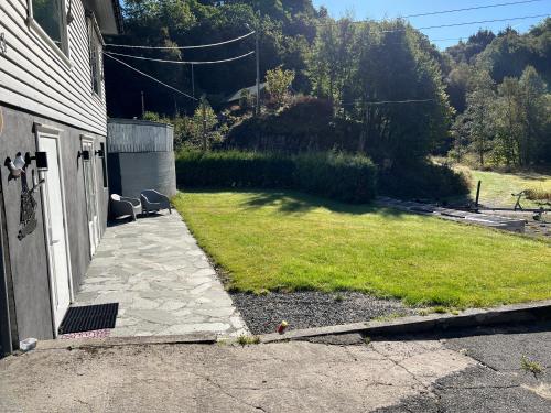 a yard with a lawn with a house at Reistad Ranch in Hidra