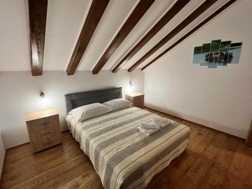 sypialnia z dużym łóżkiem i 2 szafkami nocnymi w obiekcie Apartman Mediteran w Szybeniku