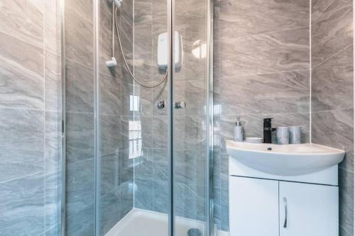 a bathroom with a shower and a sink at Creedite - 2 Bedroom Flat in Reading