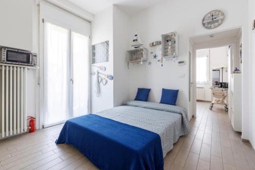 una camera da letto con un letto con lenzuola blu sopra di Sissi's Home [Due Passi Dal Mare, Free WiFi] a Punta Marina