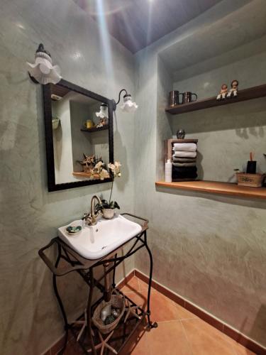 een badkamer met een wastafel en een spiegel bij Casa Mundet Sant Antoni de Calonge in Sant Antoni de Calonge