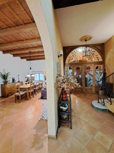 sala de estar con mesa y comedor en Casa Mundet Sant Antoni de Calonge, en Sant Antoni de Calonge