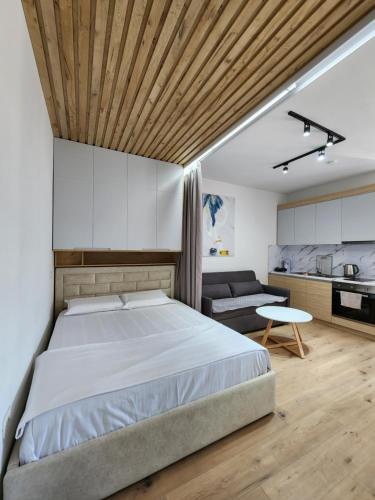 una camera con un grande letto e un divano di Avalona Apartment 1 a Vlorë