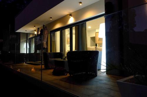 un reflejo de una habitación con sillas en un espejo en Veiga da Fraga, en Poio