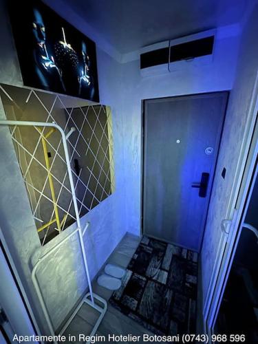 a bathroom with a walk in shower and a mirror at Apartament cu o camera de Lux cu Jacuzzi/Constelatie complet utilat acceptam plata cu cardul de vacanta in Botoşani