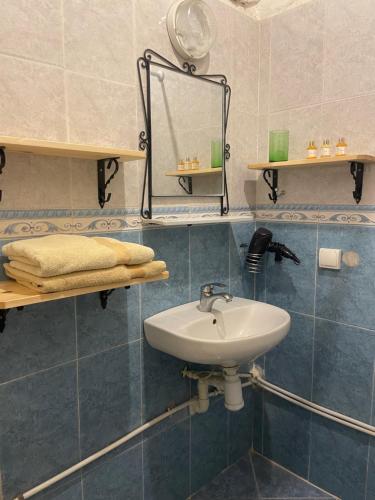 uma casa de banho com um lavatório e um espelho em Riad Hanya em Marraquexe