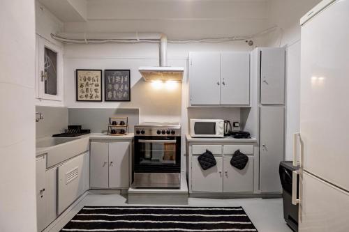 Kuchyňa alebo kuchynka v ubytovaní Cozy apartment in Kolonaki Athens - Sleeps 5