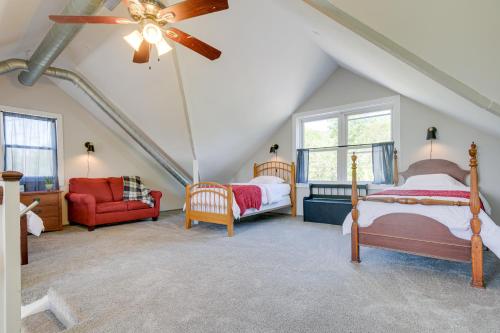1 dormitorio en el ático con 2 camas y ventilador de techo en Grantville Home Rental with Game Room on 5 Acres!, en Grantville