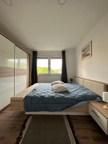um quarto com uma cama grande e uma janela em Sara em Jajce