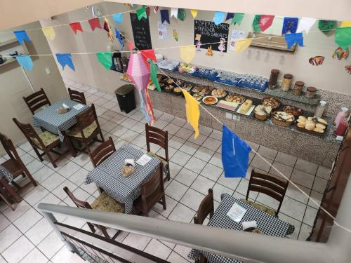 uma vista superior de um restaurante com mesas e cadeiras em Pousada Jasmine em João Pessoa