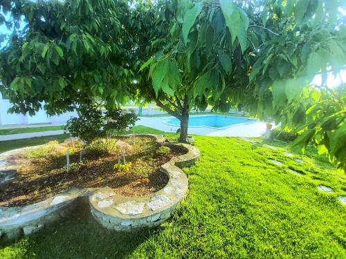 Taman di luar Kaja House Apartments