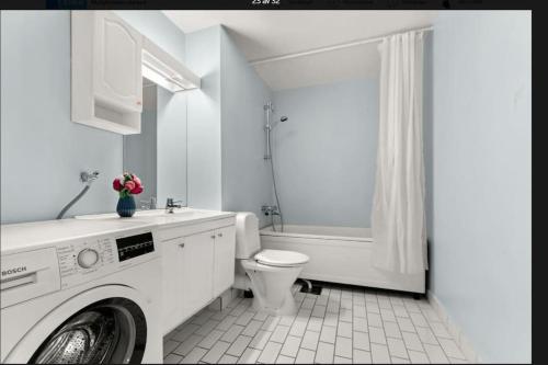 Ένα μπάνιο στο Apartment in Sandvika, 15 minutes from Oslo.