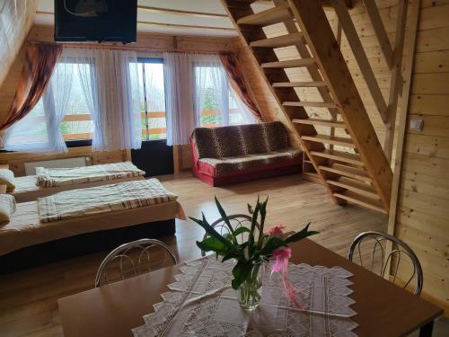 ein Wohnzimmer mit einem Tisch und einem Sofa in der Unterkunft O.W.S. Strzecha in Duszniki-Zdrój