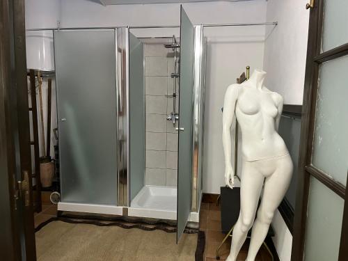 a mannequin in a bathroom next to a shower at Fogar de Breogán "LOFT NÓS" in Caldas de Reis