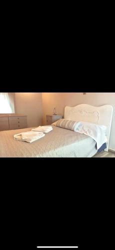エルムポリにあるPorto Levanteのベッドルーム1室(白いベッド1台、タオル2枚付)